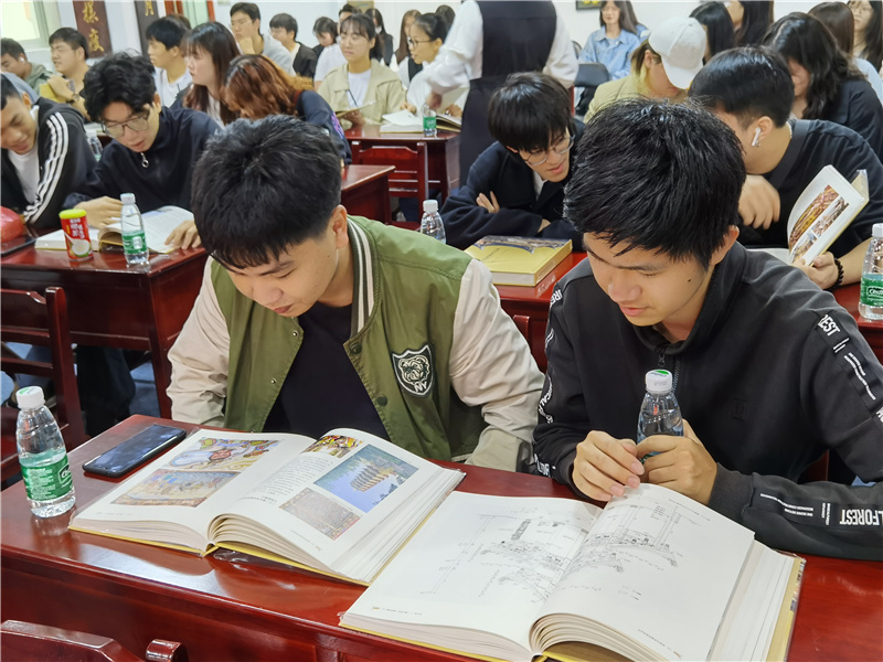 11同学们在研读交流中.jpg